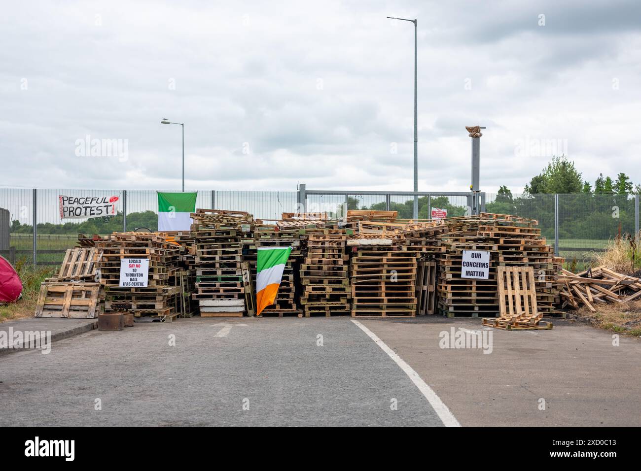 Protest gegen Einwanderer und Blockade eines Standorts für die Entwicklung von Unterkünften für Asylsuchende in Thornton Hall in County Meath, Irland. Stockfoto