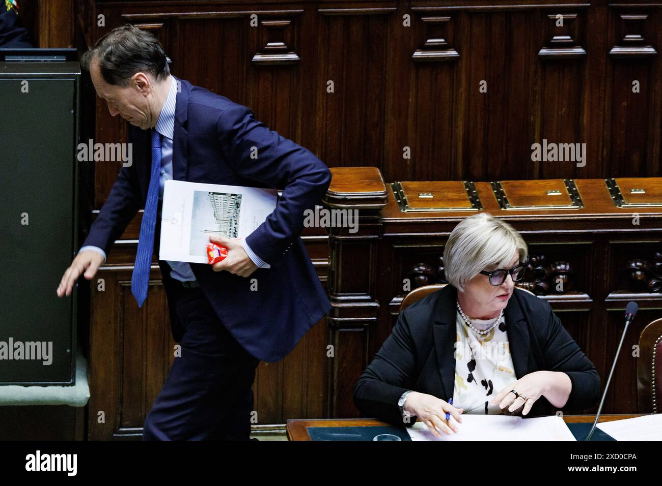 Roma, Italien. Juni 2024. IL ministro del Lavoro Marina Elvira Calderone e il ministro per i Rapporti con il Parlamento Luca Ciriani durante il question time alla Camera dei deputati a Roma, Mercoledì, 19 Giugno 2024 (Foto Roberto Monaldo/LaPresse) Arbeitsministerin Marina Elvira Calderone und Minister für Beziehungen zum Parlament Luca Ciriani während der Fragestunde in der Abgeordnetenkammer in Rom, Mittwoch, 19. Juni 2024 (Foto: Roberto Monaldo/LaPresse) Credit: LaPresse/Alamy Live News Stockfoto