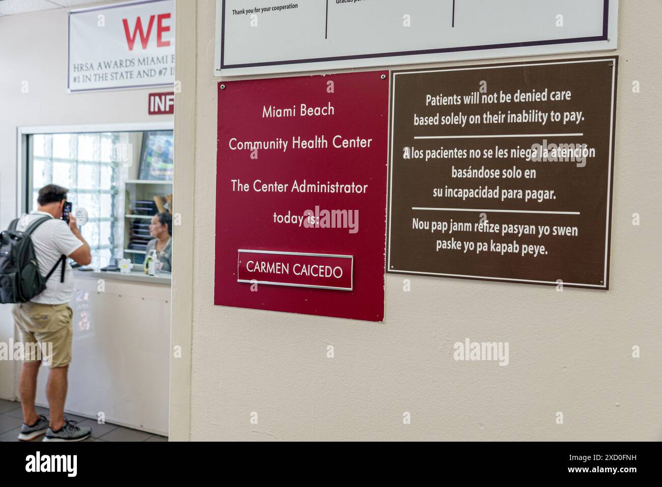 Miami Beach Florida, Alton Road, Miami Beach Community Health Center, innen, Schild Englisch Spanisch Kreol, Patienten nicht verweigert Pflege basiert o Stockfoto