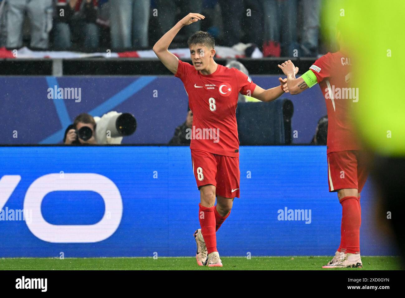 Arda Guler (8) aus der Türkei feiert mit seinen Teamkollegen, nachdem er am ersten Spieltag in
