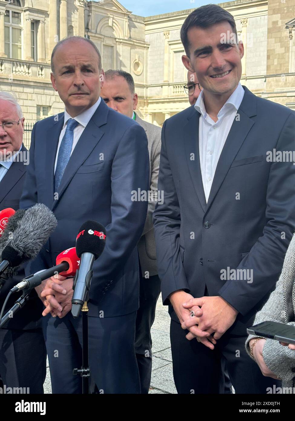 Tanaiste und Fianna scheitern mit Micheal Martin (links) zusammen mit dem neuen stellvertretenden Führer Jack Chambers, der vor dem Leinster House in Dublin mit Medien sprach. Bilddatum: Mittwoch, 19. Juni 2024. Stockfoto