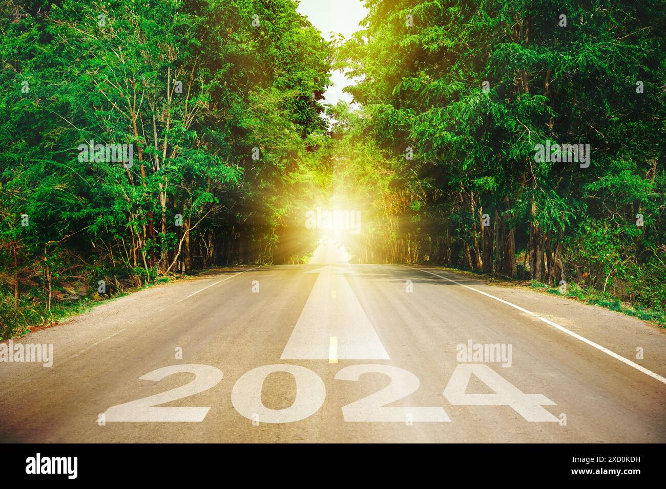 Neujahr 2024 oder einfaches Konzept. Text 2024 auf der Straße in der Mitte der Asphaltstraße mit bei Sonnenuntergang geschrieben. Konzept von Planung, Ziel, Chal Stockfoto