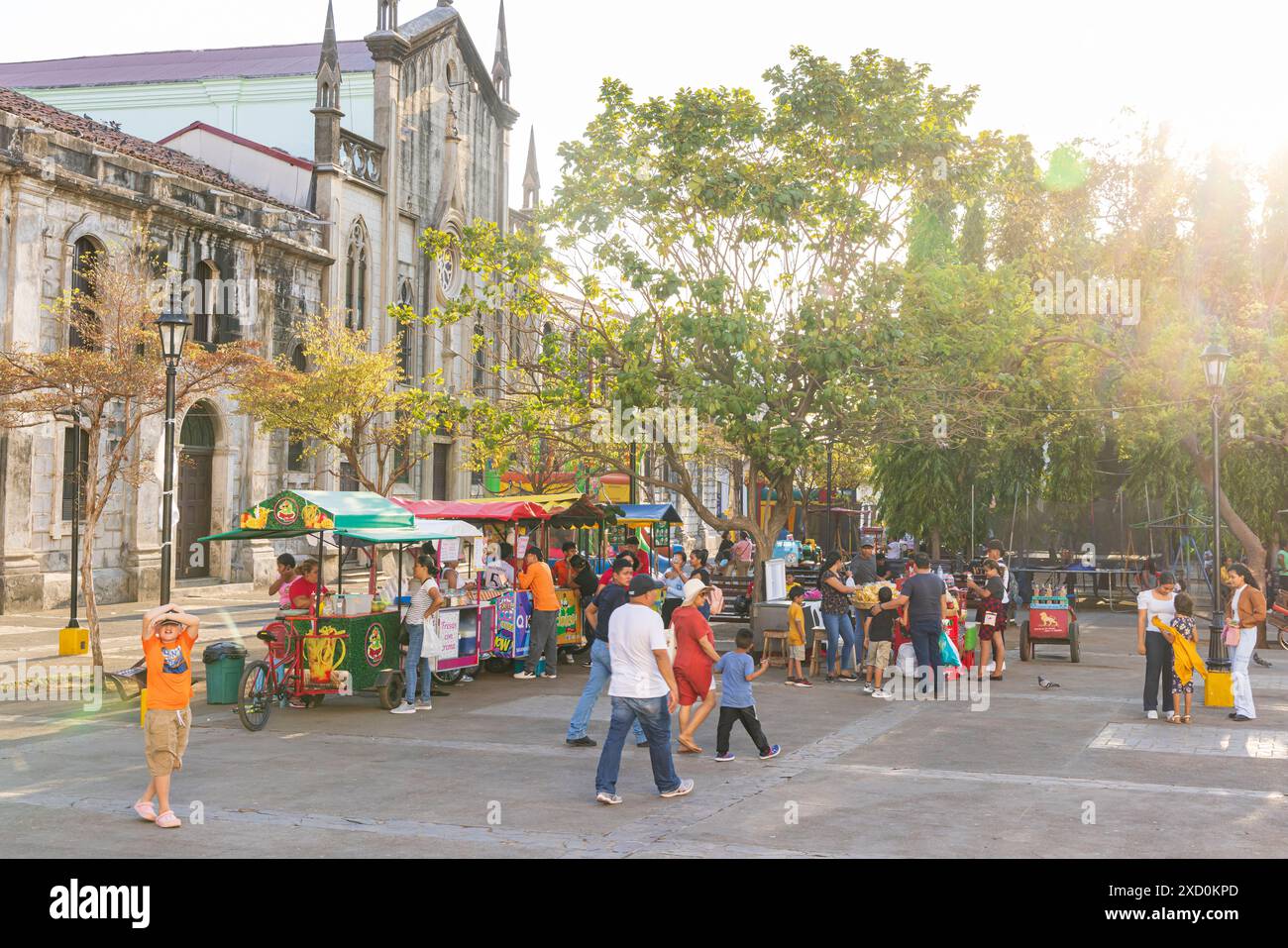 Leon, Nicaragua - 17. März 2024: Blick auf den zentralen Markt vor der weißen Kathedrale von Leon in Nicaragua Stockfoto