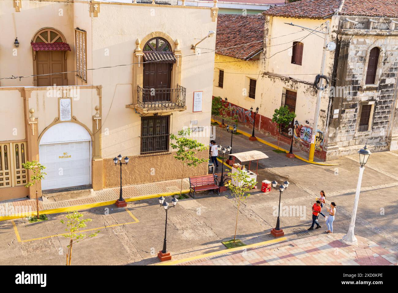 Leon, Nicaragua - 17. März 2024: Blick auf den zentralen Markt vor der weißen Kathedrale von Leon in Nicaragua Stockfoto