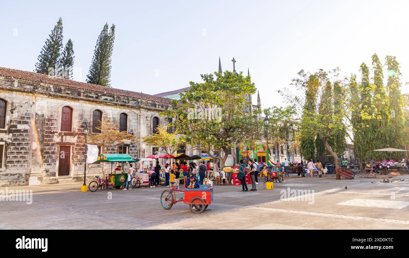 Leon, Nicaragua - 17. März 2024: Blick auf den zentralen Markt vor der weißen Kathedrale von Leon in Nicaragua Stockfoto