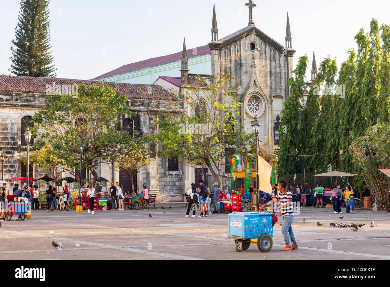 Leon, Nicaragua - 17. März 2024: Streetview Central Market en Park vor der weißen Kathedrale von Leon in Nicaragua Stockfoto