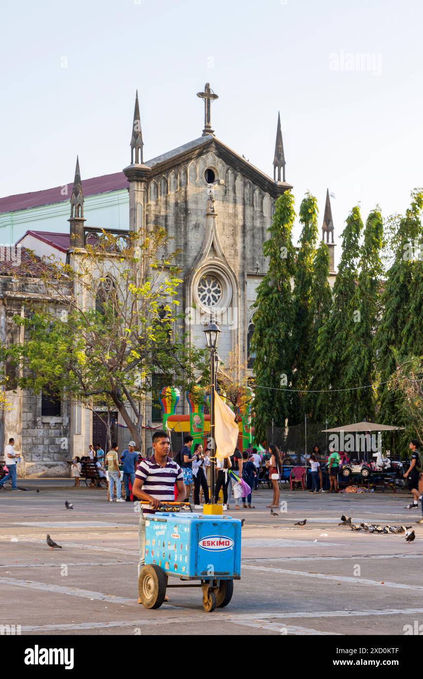 Leon, Nicaragua - 17. März 2024: Streetview Central Market en Park vor der weißen Kathedrale von Leon in Nicaragua Stockfoto
