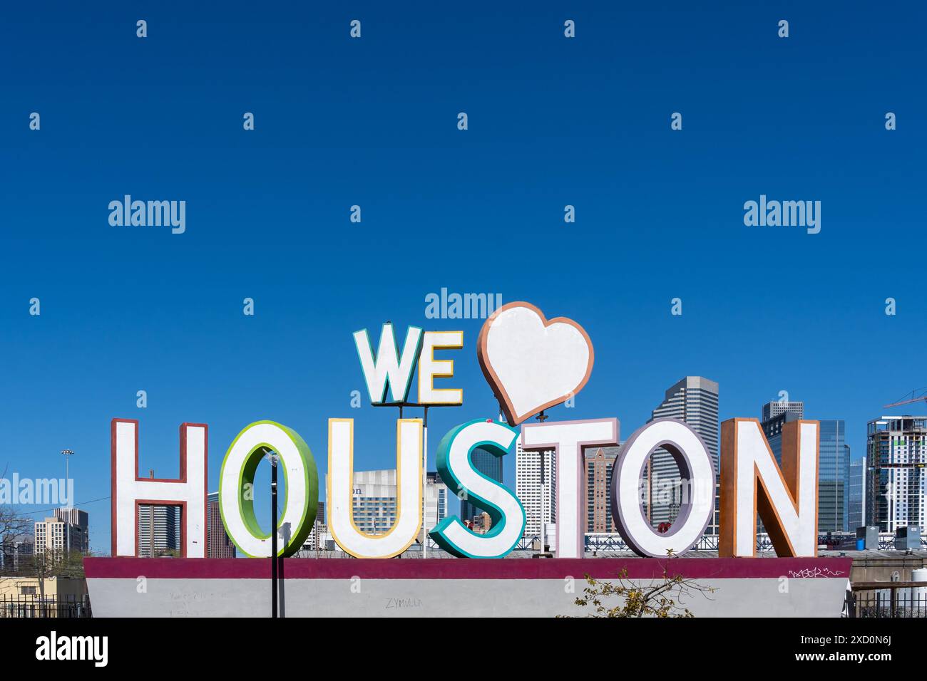 Houston, Texas, USA - 13. März 2022: Das Schild „We Love Houston“ mit Downtown Houston im Hintergrund wird in Houston, Texas, USA gezeigt. Stockfoto