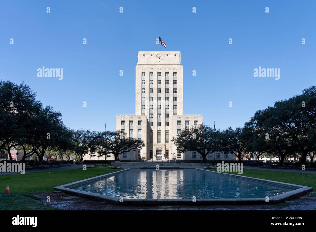 Houston City Hall mit reflektierendem Pool ist in Houston, Texas, USA, zu sehen. Stockfoto