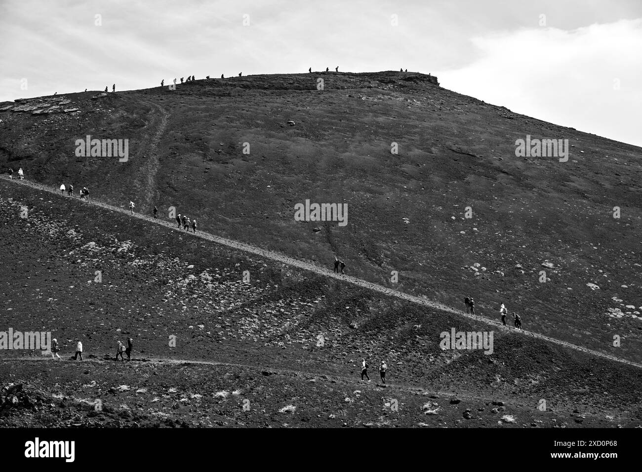 Touristen am Hang des aktiven Vulkans Ätna auf der Insel Sizilien, Italien, monochrome Stockfoto