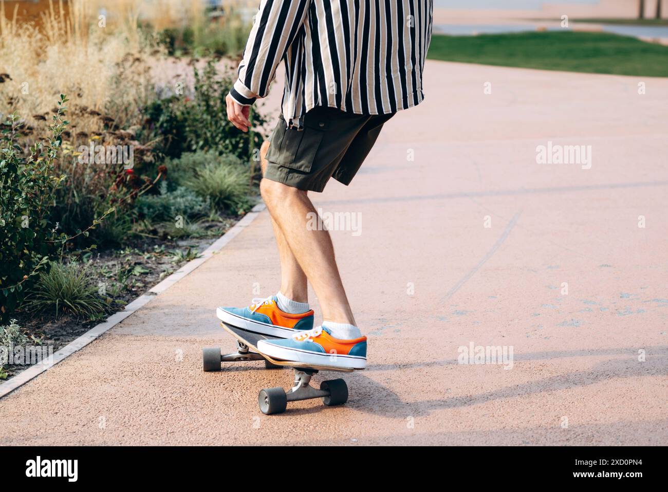 Skateboarder Beine beim Skateboard im Stadtpark an sonnigen Tagen Stockfoto