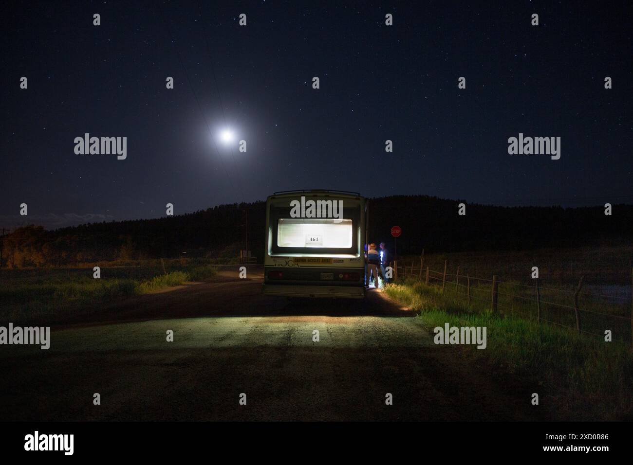 Meurig James (464) må stoppe rett før den kraftige stigningen opp til Wolf Creek på grunn av kraftige fordøyelsesproblemer. Nattskiftet med kona blir kalt inn tidlig für å hjelpe til med å Stallham på hjula. Etter flere Timers søvn, oksygen og intra venøs væske blir han stablet på sykkelen igjen, like blid. Stockfoto