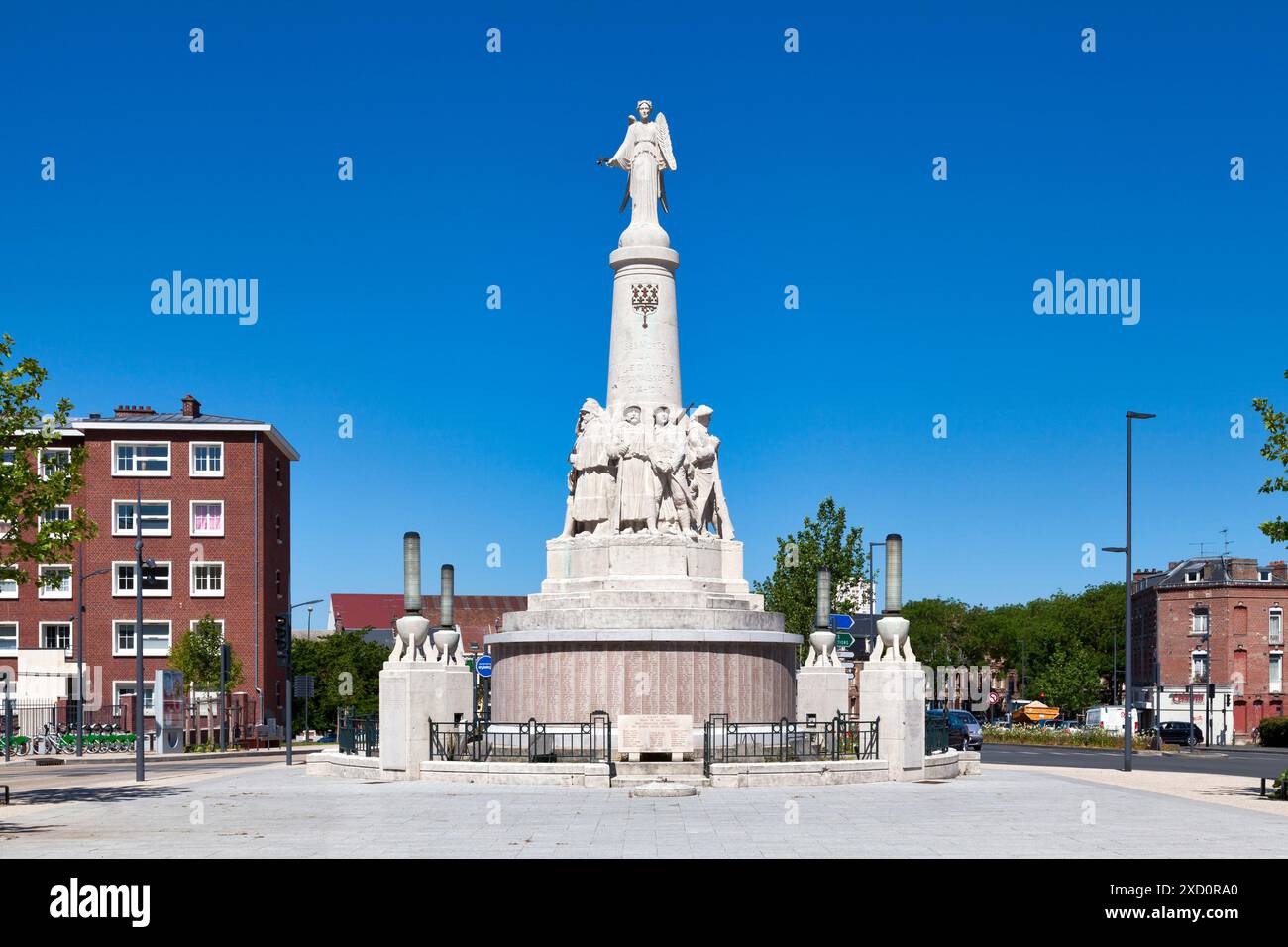 Amiens, Frankreich - 29. Mai 2020: Das Kriegsdenkmal des Bildhauers Albert Roze wurde 1929 in der Mitte des Kreisverkehrs von Place Maréchal Foch bis c errichtet Stockfoto