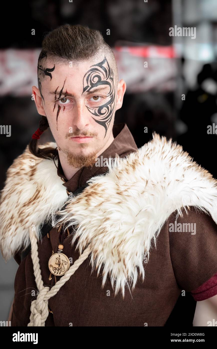 Porträt eines Mannes mit einem kühnen Tattoo. Cosplay für Comic-con. Stockfoto