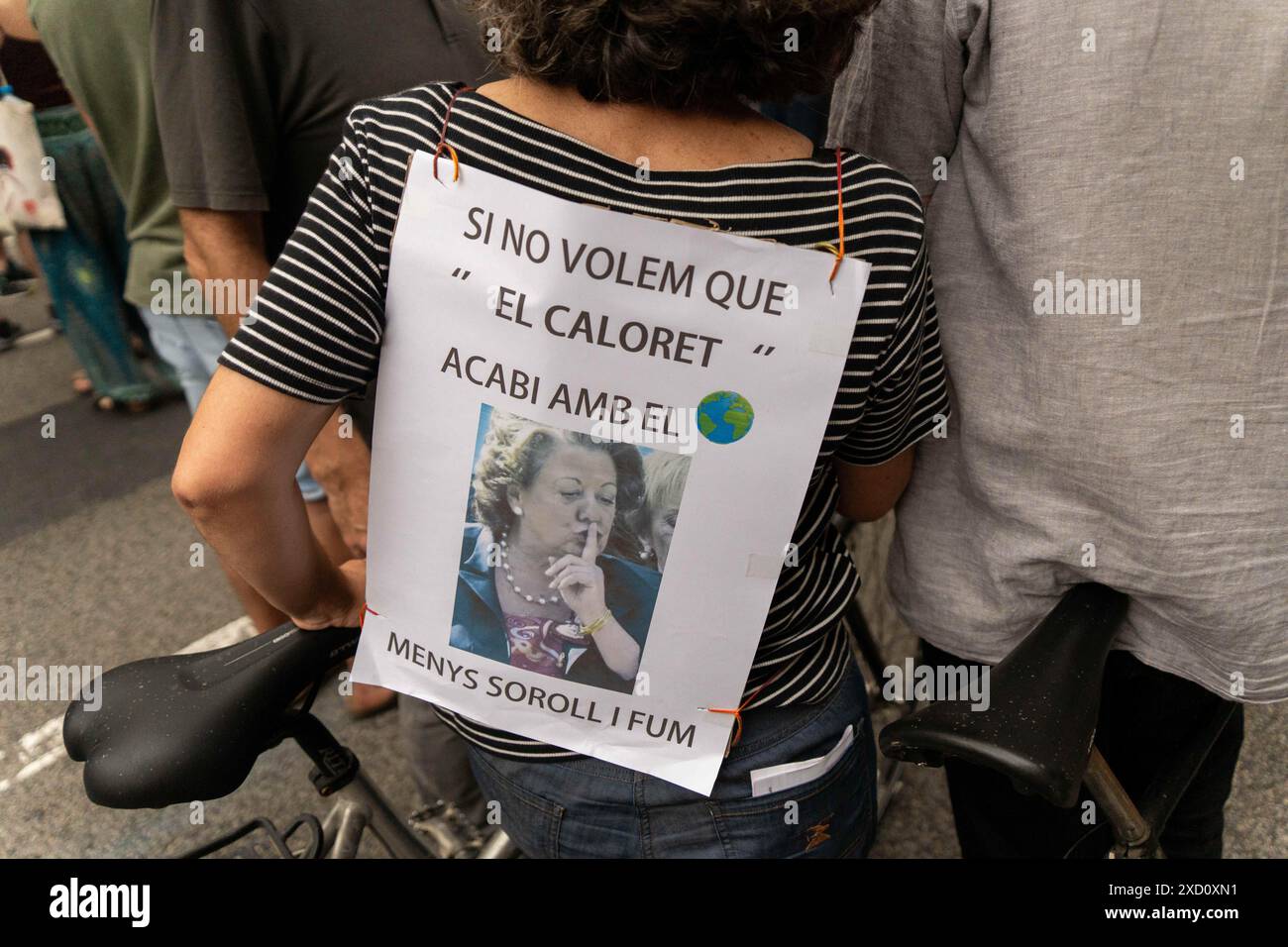 Protest der Nachbarschaft gegen die Feier der F1 Road Show im Zentrum Barcelonas, bei der große Events wie dieses oder der America's Cup gestoppt werden sollten. Die Demonstration, die stark von der Polizei bewacht wurde, die ihre Passage blockierte, verlief ruhig. Protesta vecinal contra la celebraci-n del Road Show de la F1 en el Centro de Barcelona, reclamando que paren los grandes eventos como este o la Copa Amrica. La manifestaci-n, fuertemente custodiada por la polic'a que les impidi- el paso, tranquurri- con tranquilidad. Auf dem Bild: Nachrichtenpolitik - Barcelona, Spanien mittwoch, 19. juni 2024 Stockfoto