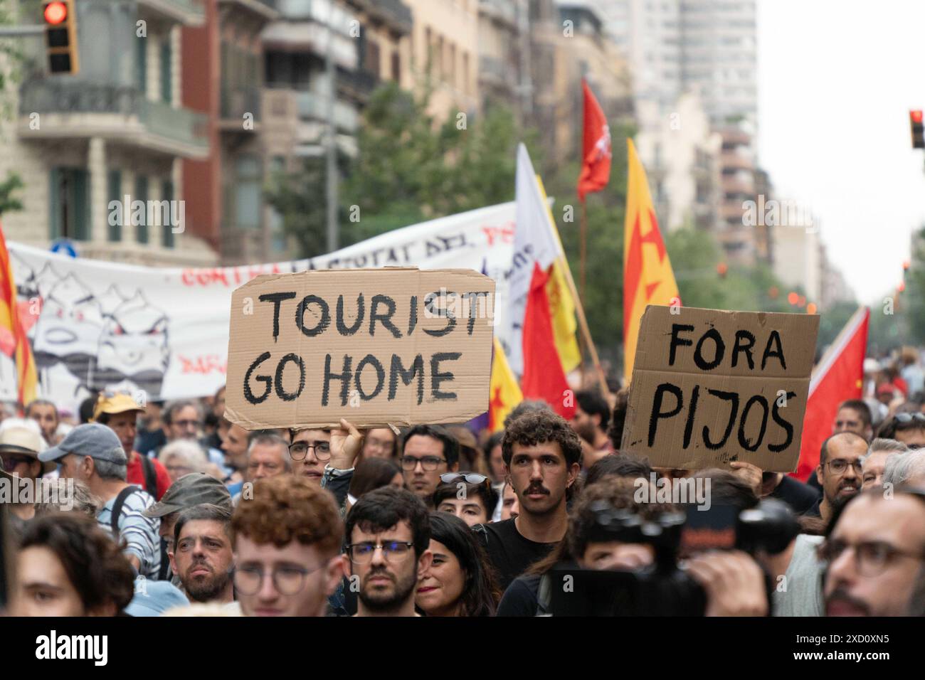 Protest der Nachbarschaft gegen die Feier der F1 Road Show im Zentrum Barcelonas, bei der große Events wie dieses oder der America's Cup gestoppt werden sollten. Die Demonstration, die stark von der Polizei bewacht wurde, die ihre Passage blockierte, verlief ruhig. Protesta vecinal contra la celebraci-n del Road Show de la F1 en el Centro de Barcelona, reclamando que paren los grandes eventos como este o la Copa Amrica. La manifestaci-n, fuertemente custodiada por la polic'a que les impidi- el paso, tranquurri- con tranquilidad. Auf dem Bild: Nachrichtenpolitik - Barcelona, Spanien mittwoch, 19. juni 2024 Stockfoto