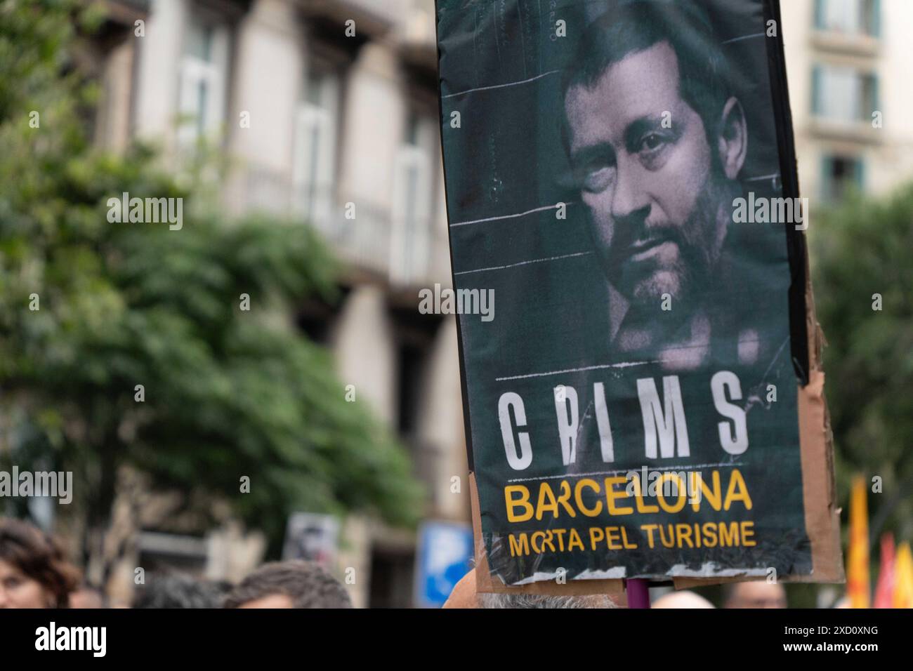Protest der Nachbarschaft gegen die Feier der F1 Road Show im Zentrum Barcelonas, bei der große Events wie dieses oder der America's Cup gestoppt werden sollten. Die Demonstration, die stark von der Polizei bewacht wurde, die ihre Passage blockierte, verlief ruhig. Protesta vecinal contra la celebraci-n del Road Show de la F1 en el Centro de Barcelona, reclamando que paren los grandes eventos como este o la Copa Amrica. La manifestaci-n, fuertemente custodiada por la polic'a que les impidi- el paso, tranquurri- con tranquilidad. Auf dem Bild: Nachrichtenpolitik - Barcelona, Spanien mittwoch, 19. juni 2024 Stockfoto