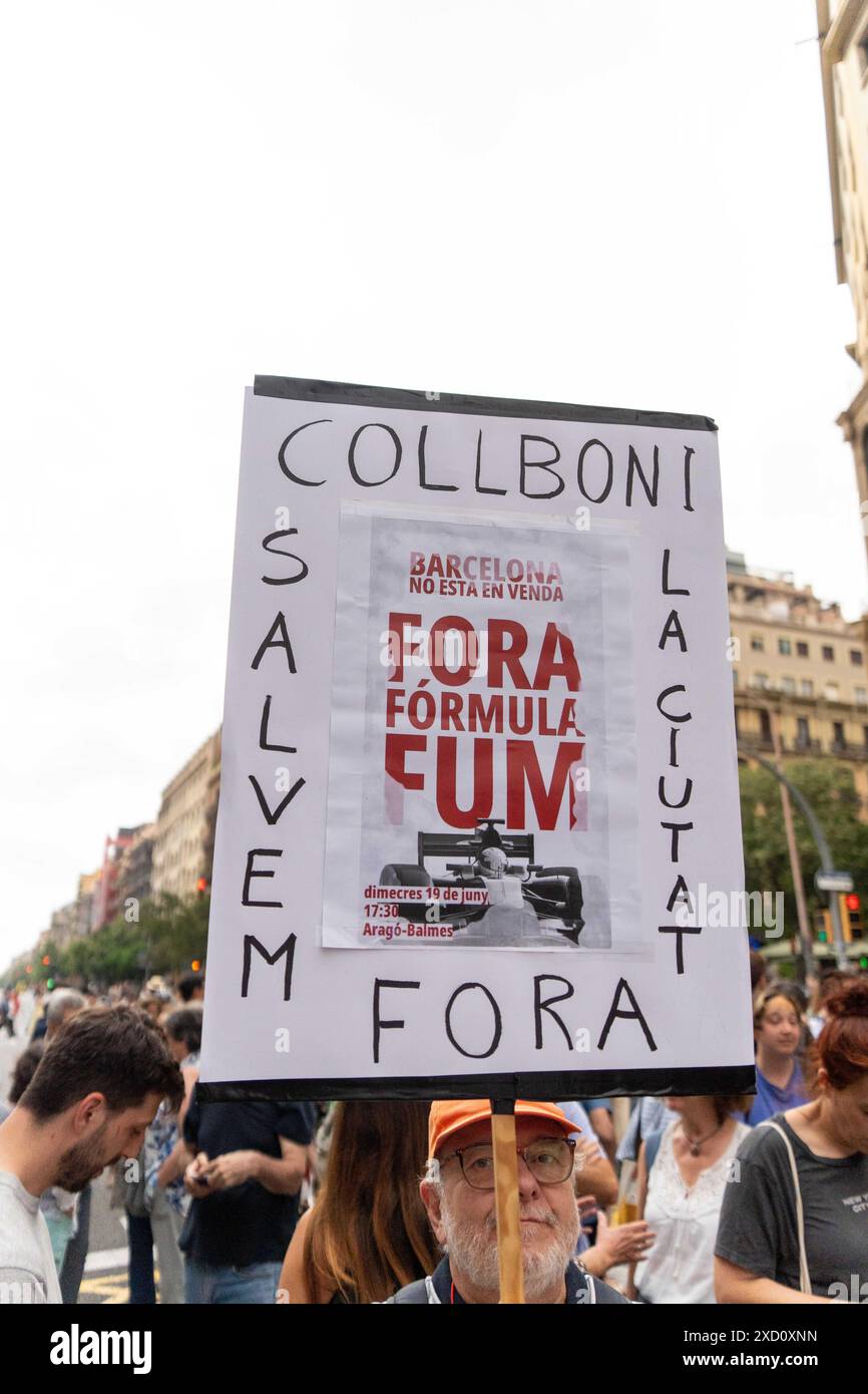 Protest der Nachbarschaft gegen die Feier der F1 Road Show im Zentrum Barcelonas, bei der große Events wie dieses oder der America's Cup gestoppt werden sollten. Die Demonstration, die stark von der Polizei bewacht wurde, die ihre Passage blockierte, verlief ruhig. Protesta vecinal contra la celebraci-n del Road Show de la F1 en el Centro de Barcelona, reclamando que paren los grandes eventos como este o la Copa Amrica. La manifestaci-n, fuertemente custodiada por la polic'a que les impidi- el paso, tranquurri- con tranquilidad. Auf dem Bild: Nachrichtenpolitik - Barcelona, Spanien mittwoch, 19. juni 2024 Stockfoto