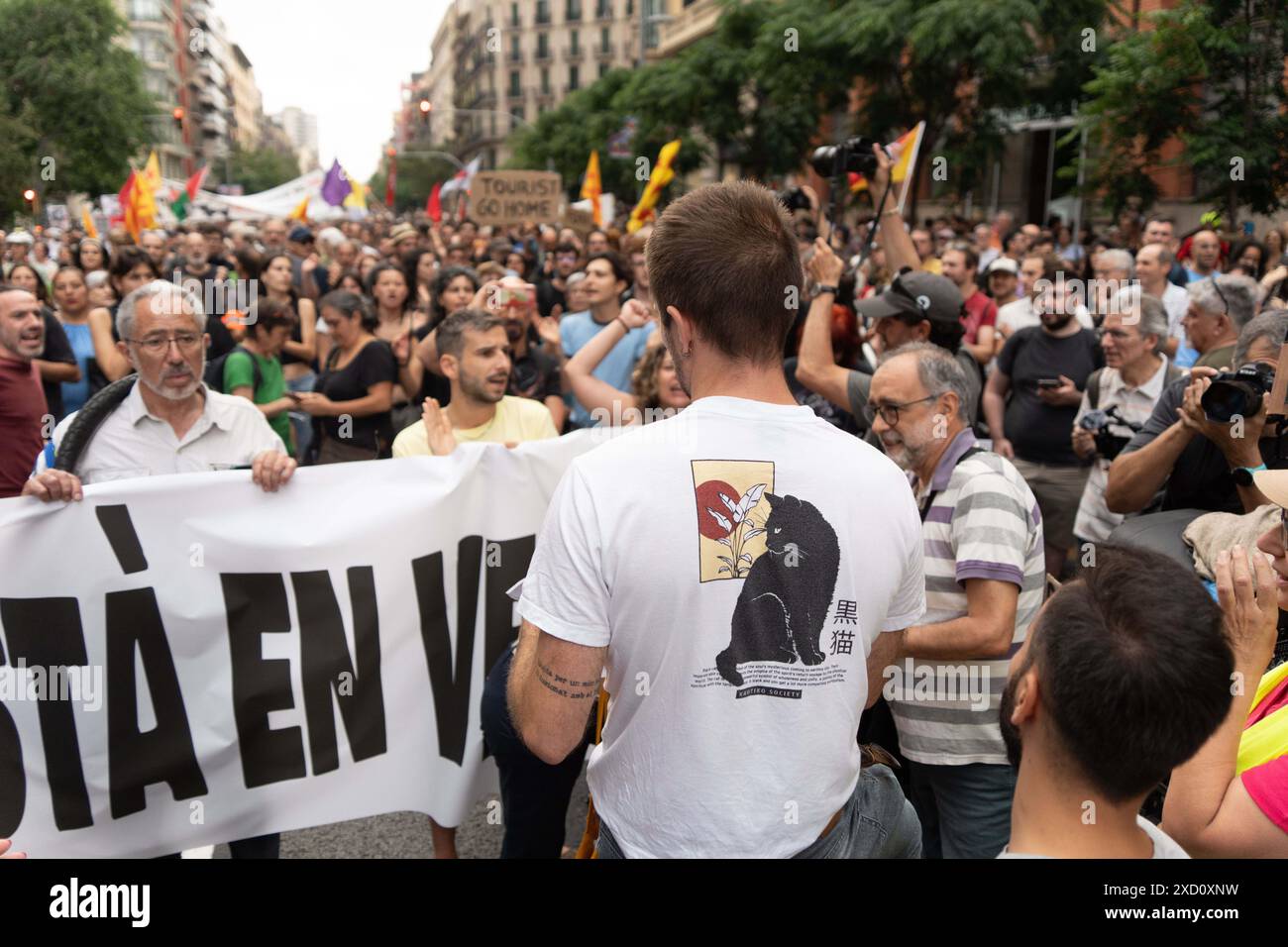 Protest der Nachbarschaft gegen die Feier der F1 Road Show im Zentrum Barcelonas, bei der große Events wie dieses oder der America's Cup gestoppt werden sollten. Die Demonstration, die stark von der Polizei bewacht wurde, die ihre Passage blockierte, verlief ruhig. Protesta vecinal contra la celebraci-n del Road Show de la F1 en el Centro de Barcelona, reclamando que paren los grandes eventos como este o la Copa Amrica. La manifestaci-n, fuertemente custodiada por la polic'a que les impidi- el paso, tranquurri- con tranquilidad. Auf dem Bild: Nachrichtenpolitik - Barcelona, Spanien mittwoch, 19. juni 2024 Stockfoto