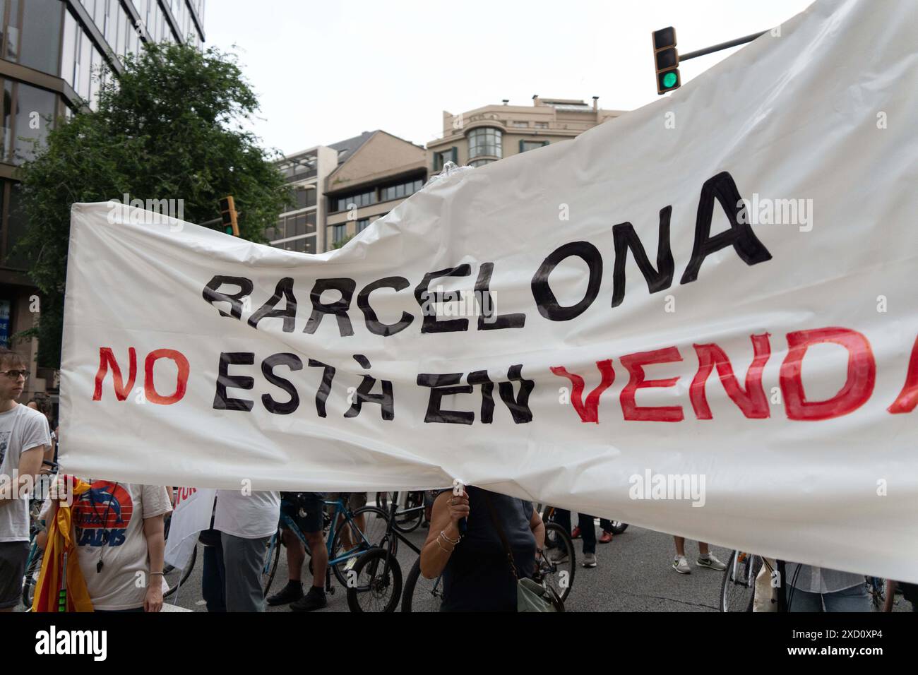 Protest der Nachbarschaft gegen die Feier der F1 Road Show im Zentrum Barcelonas, bei der große Events wie dieses oder der America's Cup gestoppt werden sollten. Die Demonstration, die stark von der Polizei bewacht wurde, die ihre Passage blockierte, verlief ruhig. Protesta vecinal contra la celebraci-n del Road Show de la F1 en el Centro de Barcelona, reclamando que paren los grandes eventos como este o la Copa Amrica. La manifestaci-n, fuertemente custodiada por la polic'a que les impidi- el paso, tranquurri- con tranquilidad. Auf dem Bild: Nachrichtenpolitik - Barcelona, Spanien mittwoch, 19. juni 2024 Stockfoto