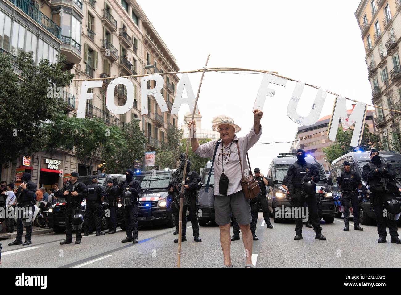 Protest der Nachbarschaft gegen die Feier der F1 Road Show im Zentrum Barcelonas, bei der große Events wie dieses oder der America's Cup gestoppt werden sollten. Die Demonstration, die stark von der Polizei bewacht wurde, die ihre Passage blockierte, verlief ruhig. Protesta vecinal contra la celebraci-n del Road Show de la F1 en el Centro de Barcelona, reclamando que paren los grandes eventos como este o la Copa Amrica. La manifestaci-n, fuertemente custodiada por la polic'a que les impidi- el paso, tranquurri- con tranquilidad. Auf dem Bild: Nachrichtenpolitik - Barcelona, Spanien mittwoch, 19. juni 2024 Stockfoto