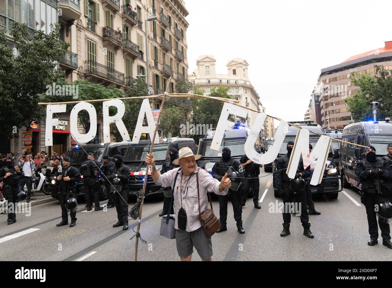 Protest der Nachbarschaft gegen die Feier der F1 Road Show im Zentrum Barcelonas, bei der große Events wie dieses oder der America's Cup gestoppt werden sollten. Die Demonstration, die stark von der Polizei bewacht wurde, die ihre Passage blockierte, verlief ruhig. Protesta vecinal contra la celebraci-n del Road Show de la F1 en el Centro de Barcelona, reclamando que paren los grandes eventos como este o la Copa Amrica. La manifestaci-n, fuertemente custodiada por la polic'a que les impidi- el paso, tranquurri- con tranquilidad. Auf dem Bild: Nachrichtenpolitik - Barcelona, Spanien mittwoch, 19. juni 2024 Stockfoto