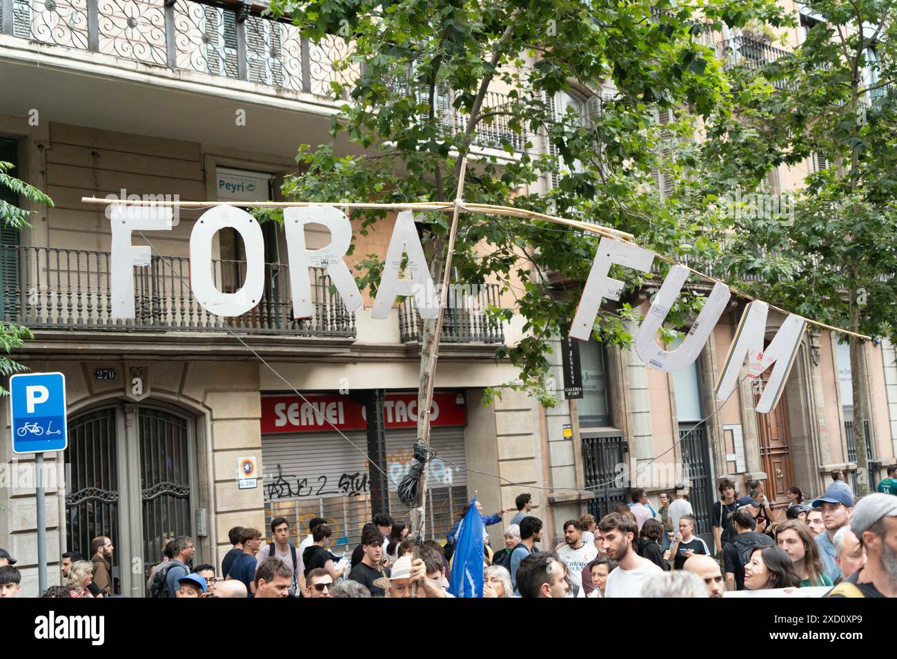 Protest der Nachbarschaft gegen die Feier der F1 Road Show im Zentrum Barcelonas, bei der große Events wie dieses oder der America's Cup gestoppt werden sollten. Die Demonstration, die stark von der Polizei bewacht wurde, die ihre Passage blockierte, verlief ruhig. Protesta vecinal contra la celebraci-n del Road Show de la F1 en el Centro de Barcelona, reclamando que paren los grandes eventos como este o la Copa Amrica. La manifestaci-n, fuertemente custodiada por la polic'a que les impidi- el paso, tranquurri- con tranquilidad. Auf dem Bild: Nachrichtenpolitik - Barcelona, Spanien mittwoch, 19. juni 2024 Stockfoto