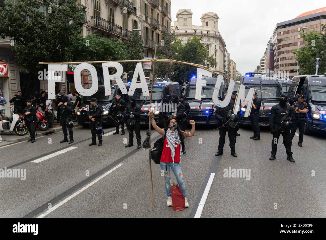 Protest der Nachbarschaft gegen die Feier der F1 Road Show im Zentrum Barcelonas, bei der große Events wie dieses oder der America's Cup gestoppt werden sollten. Die Demonstration, die stark von der Polizei bewacht wurde, die ihre Passage blockierte, verlief ruhig. Protesta vecinal contra la celebraci-n del Road Show de la F1 en el Centro de Barcelona, reclamando que paren los grandes eventos como este o la Copa Amrica. La manifestaci-n, fuertemente custodiada por la polic'a que les impidi- el paso, tranquurri- con tranquilidad. Auf dem Bild: Nachrichtenpolitik - Barcelona, Spanien mittwoch, 19. juni 2024 Stockfoto