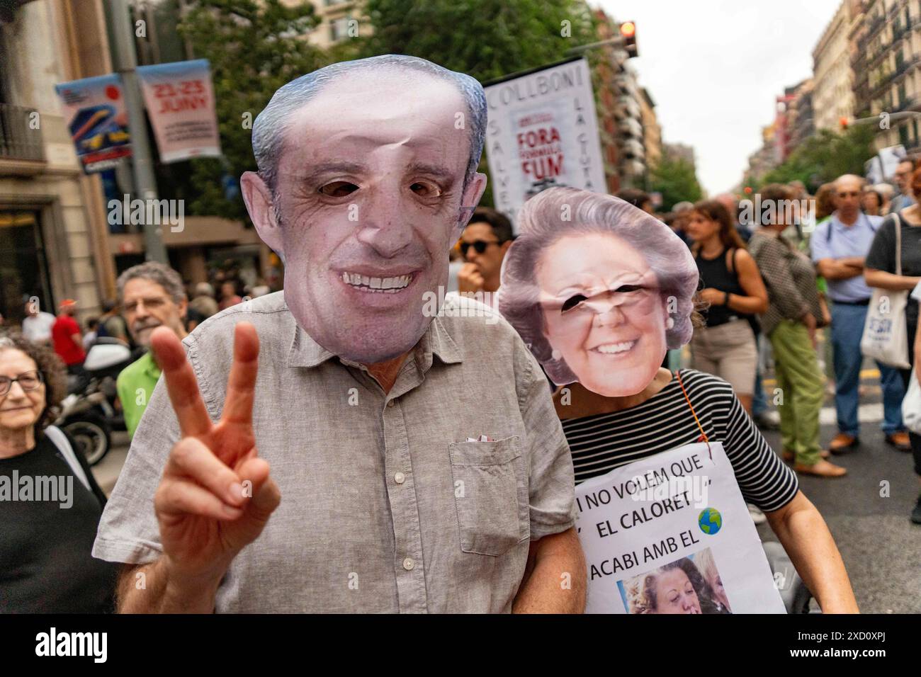 Protest der Nachbarschaft gegen die Feier der F1 Road Show im Zentrum Barcelonas, bei der große Events wie dieses oder der America's Cup gestoppt werden sollten. Die Demonstration, die stark von der Polizei bewacht wurde, die ihre Passage blockierte, verlief ruhig. Protesta vecinal contra la celebraci-n del Road Show de la F1 en el Centro de Barcelona, reclamando que paren los grandes eventos como este o la Copa Amrica. La manifestaci-n, fuertemente custodiada por la polic'a que les impidi- el paso, tranquurri- con tranquilidad. Auf dem Bild: Nachrichtenpolitik - Barcelona, Spanien mittwoch, 19. juni 2024 Stockfoto