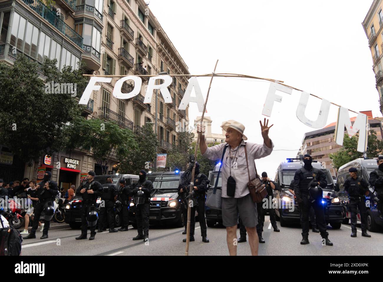 Protest der Nachbarschaft gegen die Feier der F1 Road Show im Zentrum Barcelonas, bei der große Events wie dieses oder der America's Cup gestoppt werden sollten. Die Demonstration, die stark von der Polizei bewacht wurde, die ihre Passage blockierte, verlief ruhig. Protesta vecinal contra la celebraci-n del Road Show de la F1 en el Centro de Barcelona, reclamando que paren los grandes eventos como este o la Copa Amrica. La manifestaci-n, fuertemente custodiada por la polic'a que les impidi- el paso, tranquurri- con tranquilidad. Auf dem Bild: Nachrichtenpolitik - Barcelona, Spanien mittwoch, 19. juni 2024 Stockfoto