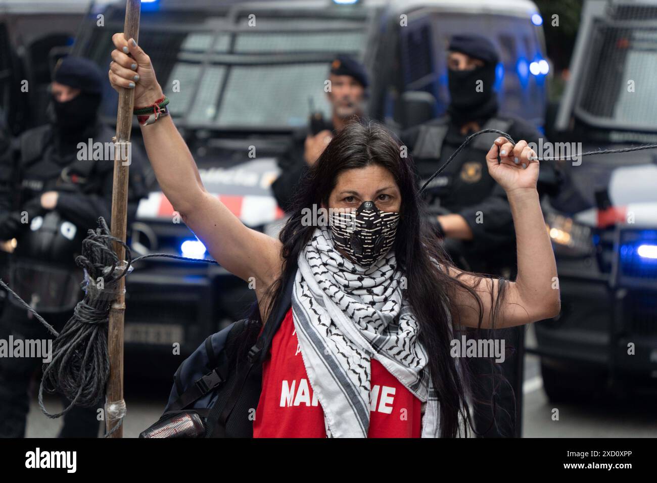 Protest der Nachbarschaft gegen die Feier der F1 Road Show im Zentrum Barcelonas, bei der große Events wie dieses oder der America's Cup gestoppt werden sollten. Die Demonstration, die stark von der Polizei bewacht wurde, die ihre Passage blockierte, verlief ruhig. Protesta vecinal contra la celebraci-n del Road Show de la F1 en el Centro de Barcelona, reclamando que paren los grandes eventos como este o la Copa Amrica. La manifestaci-n, fuertemente custodiada por la polic'a que les impidi- el paso, tranquurri- con tranquilidad. Auf dem Bild: Nachrichtenpolitik - Barcelona, Spanien mittwoch, 19. juni 2024 Stockfoto