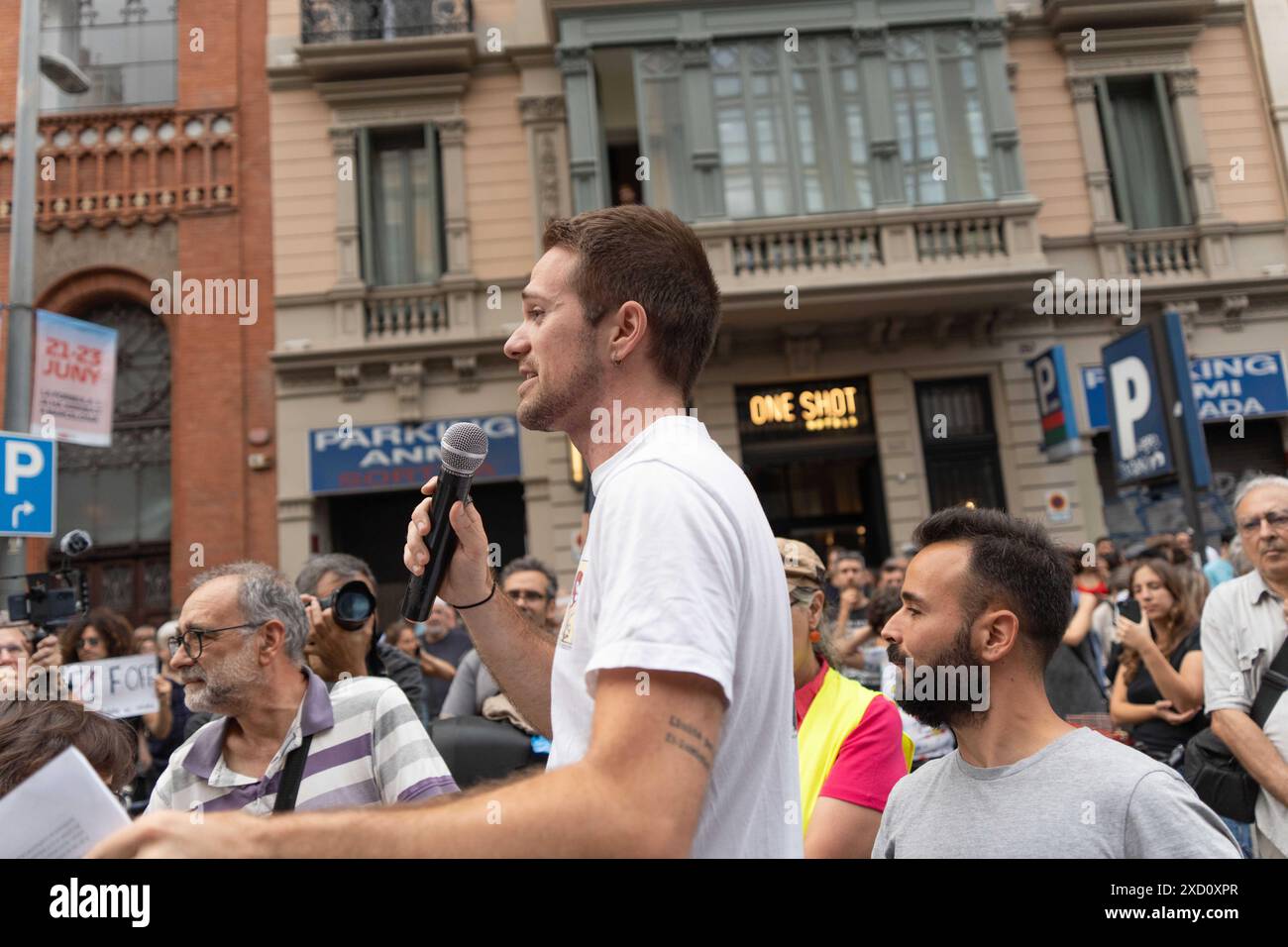 Protest der Nachbarschaft gegen die Feier der F1 Road Show im Zentrum Barcelonas, bei der große Events wie dieses oder der America's Cup gestoppt werden sollten. Die Demonstration, die stark von der Polizei bewacht wurde, die ihre Passage blockierte, verlief ruhig. Protesta vecinal contra la celebraci-n del Road Show de la F1 en el Centro de Barcelona, reclamando que paren los grandes eventos como este o la Copa Amrica. La manifestaci-n, fuertemente custodiada por la polic'a que les impidi- el paso, tranquurri- con tranquilidad. Auf dem Bild: Nachrichtenpolitik - Barcelona, Spanien mittwoch, 19. juni 2024 Stockfoto