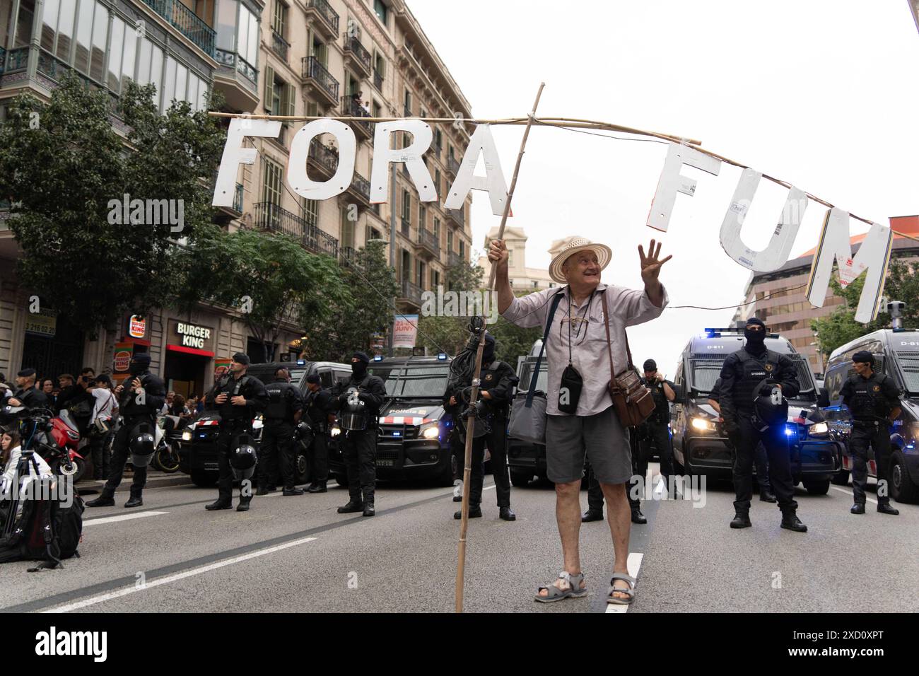 Protest der Nachbarschaft gegen die Feier der F1 Road Show im Zentrum Barcelonas, bei der große Events wie dieses oder der America's Cup gestoppt werden sollten. Die Demonstration, die stark von der Polizei bewacht wurde, die ihre Passage blockierte, verlief ruhig. Protesta vecinal contra la celebraci-n del Road Show de la F1 en el Centro de Barcelona, reclamando que paren los grandes eventos como este o la Copa Amrica. La manifestaci-n, fuertemente custodiada por la polic'a que les impidi- el paso, tranquurri- con tranquilidad. Auf dem Bild: Nachrichtenpolitik - Barcelona, Spanien mittwoch, 19. juni 2024 Stockfoto