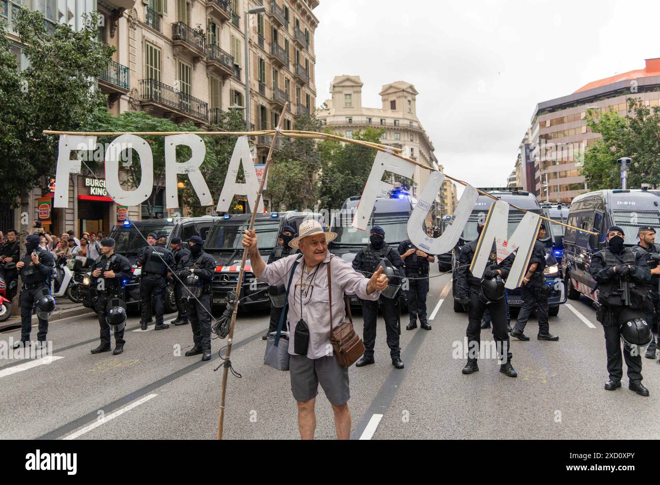 Protest der Nachbarschaft gegen die Feier der F1 Road Show im Zentrum Barcelonas, bei der große Events wie dieses oder der America's Cup gestoppt werden sollten. Die Demonstration, die stark von der Polizei bewacht wurde, die ihre Passage blockierte, verlief ruhig. Protesta vecinal contra la celebraci-n del Road Show de la F1 en el Centro de Barcelona, reclamando que paren los grandes eventos como este o la Copa Amrica. La manifestaci-n, fuertemente custodiada por la polic'a que les impidi- el paso, tranquurri- con tranquilidad. Auf dem Bild: Nachrichtenpolitik - Barcelona, Spanien mittwoch, 19. juni 2024 Stockfoto