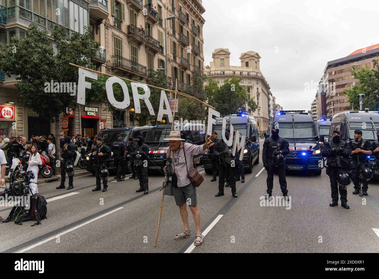 Protest der Nachbarschaft gegen die Feier der F1 Road Show im Zentrum Barcelonas, bei der große Events wie dieses oder der America's Cup gestoppt werden sollten. Die Demonstration, die stark von der Polizei bewacht wurde, die ihre Passage blockierte, verlief ruhig. Protesta vecinal contra la celebraci-n del Road Show de la F1 en el Centro de Barcelona, reclamando que paren los grandes eventos como este o la Copa Amrica. La manifestaci-n, fuertemente custodiada por la polic'a que les impidi- el paso, tranquurri- con tranquilidad. Auf dem Bild: Nachrichtenpolitik - Barcelona, Spanien mittwoch, 19. juni 2024 Stockfoto