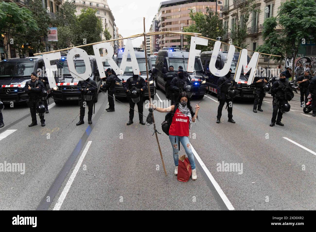 Protest der Nachbarschaft gegen die Feier der F1 Road Show im Zentrum Barcelonas, bei der große Events wie dieses oder der America's Cup gestoppt werden sollten. Die Demonstration, die stark von der Polizei bewacht wurde, die ihre Passage blockierte, verlief ruhig. Protesta vecinal contra la celebraci-n del Road Show de la F1 en el Centro de Barcelona, reclamando que paren los grandes eventos como este o la Copa Amrica. La manifestaci-n, fuertemente custodiada por la polic'a que les impidi- el paso, tranquurri- con tranquilidad. Auf dem Bild: Nachrichtenpolitik - Barcelona, Spanien mittwoch, 19. juni 2024 Stockfoto