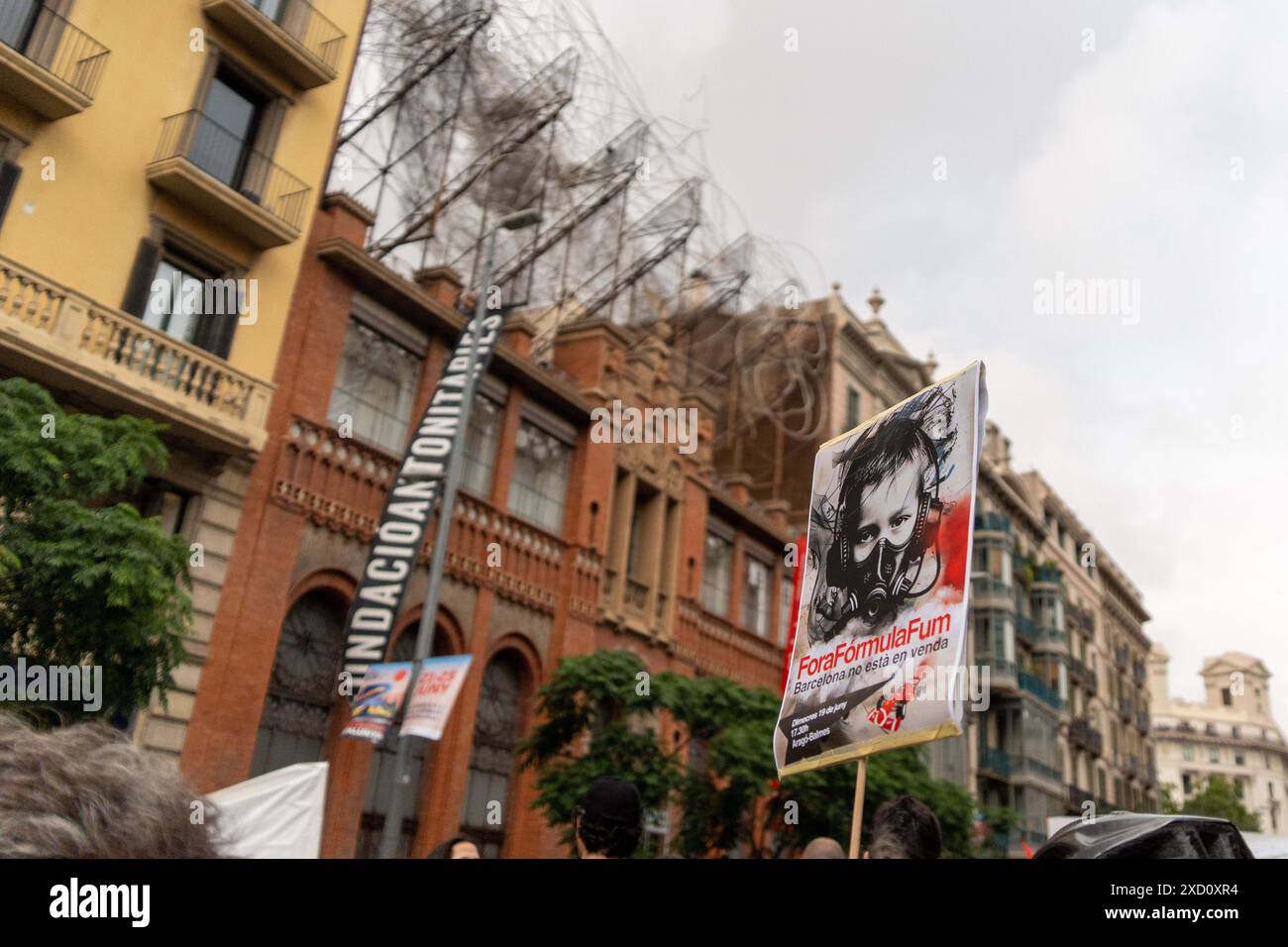 Protest der Nachbarschaft gegen die Feier der F1 Road Show im Zentrum Barcelonas, bei der große Events wie dieses oder der America's Cup gestoppt werden sollten. Die Demonstration, die stark von der Polizei bewacht wurde, die ihre Passage blockierte, verlief ruhig. Protesta vecinal contra la celebraci-n del Road Show de la F1 en el Centro de Barcelona, reclamando que paren los grandes eventos como este o la Copa Amrica. La manifestaci-n, fuertemente custodiada por la polic'a que les impidi- el paso, tranquurri- con tranquilidad. Auf dem Bild: Nachrichtenpolitik - Barcelona, Spanien mittwoch, 19. juni 2024 Stockfoto