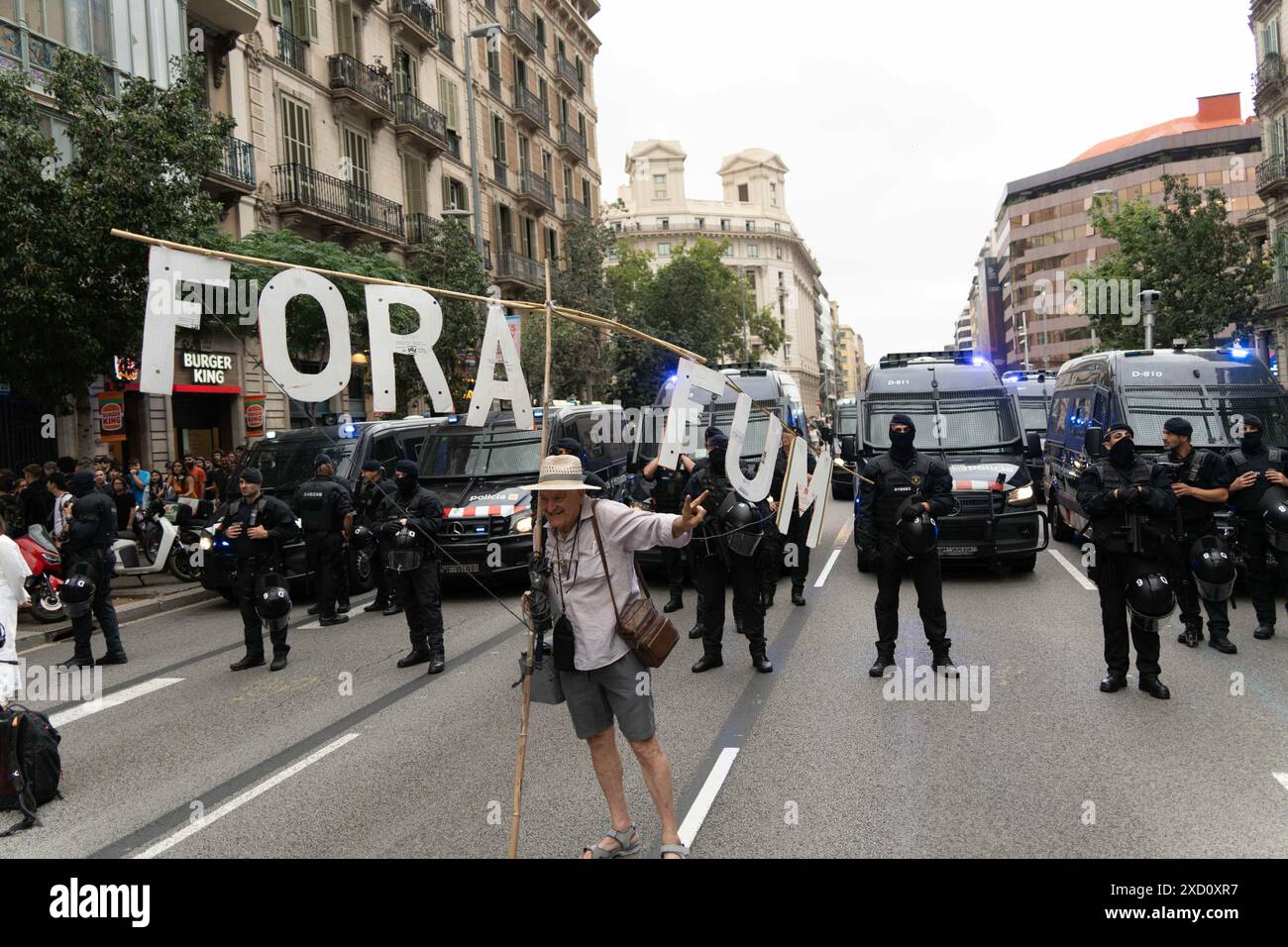Protest der Nachbarschaft gegen die Feier der F1 Road Show im Zentrum Barcelonas, bei der große Events wie dieses oder der America's Cup gestoppt werden sollten. Die Demonstration, die stark von der Polizei bewacht wurde, die ihre Passage blockierte, verlief ruhig. Protesta vecinal contra la celebraci-n del Road Show de la F1 en el Centro de Barcelona, reclamando que paren los grandes eventos como este o la Copa Amrica. La manifestaci-n, fuertemente custodiada por la polic'a que les impidi- el paso, tranquurri- con tranquilidad. Auf dem Bild: Nachrichtenpolitik - Barcelona, Spanien mittwoch, 19. juni 2024 Stockfoto