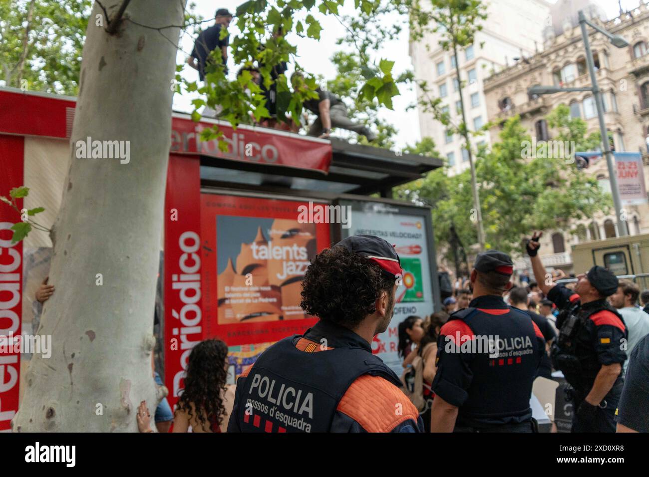 Protest der Nachbarschaft gegen die Feier der F1 Road Show im Zentrum Barcelonas, bei der große Events wie dieses oder der America's Cup gestoppt werden sollten. Die Demonstration, die stark von der Polizei bewacht wurde, die ihre Passage blockierte, verlief ruhig. Protesta vecinal contra la celebraci-n del Road Show de la F1 en el Centro de Barcelona, reclamando que paren los grandes eventos como este o la Copa Amrica. La manifestaci-n, fuertemente custodiada por la polic'a que les impidi- el paso, tranquurri- con tranquilidad. Auf dem Bild: Nachrichtenpolitik - Barcelona, Spanien mittwoch, 19. juni 2024 Stockfoto