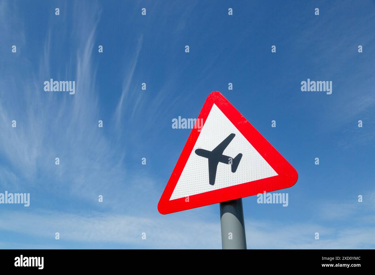 Verkehrs-/Straßenschild Warnung vor Flugverkehr auf der Straße Stockfoto