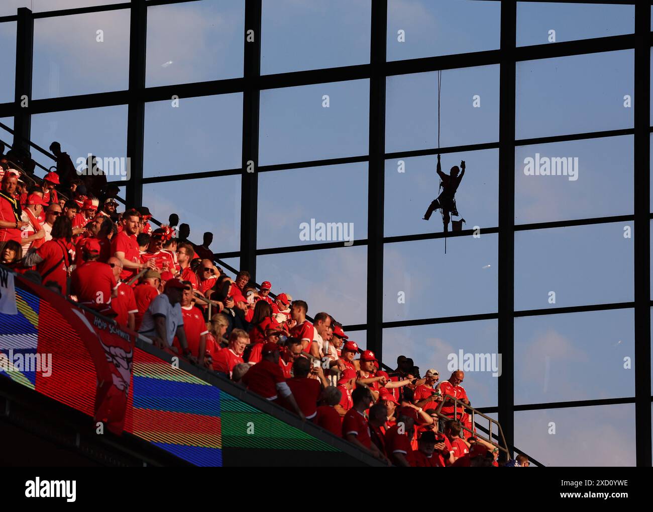 Köln, Deutschland. Juni 2024. Eine Kunstinstallation wirkt wie ein Fensterputzer über den Schweizer Fans während des UEFA-Europameisterspiels im Kölner Stadion. Der Bildnachweis sollte lauten: David Klein/Sportimage Credit: Sportimage Ltd/Alamy Live News Stockfoto