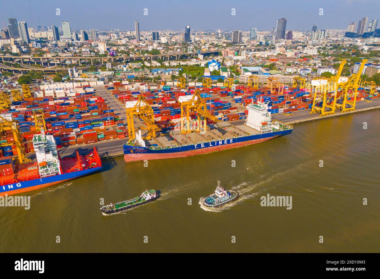 Containerschiff Jinjiang Verschiffen TS Linien, Öltanker Schlepper Segeln Import Export Business Logistik Kranhafen, Aerial View International, logis Stockfoto