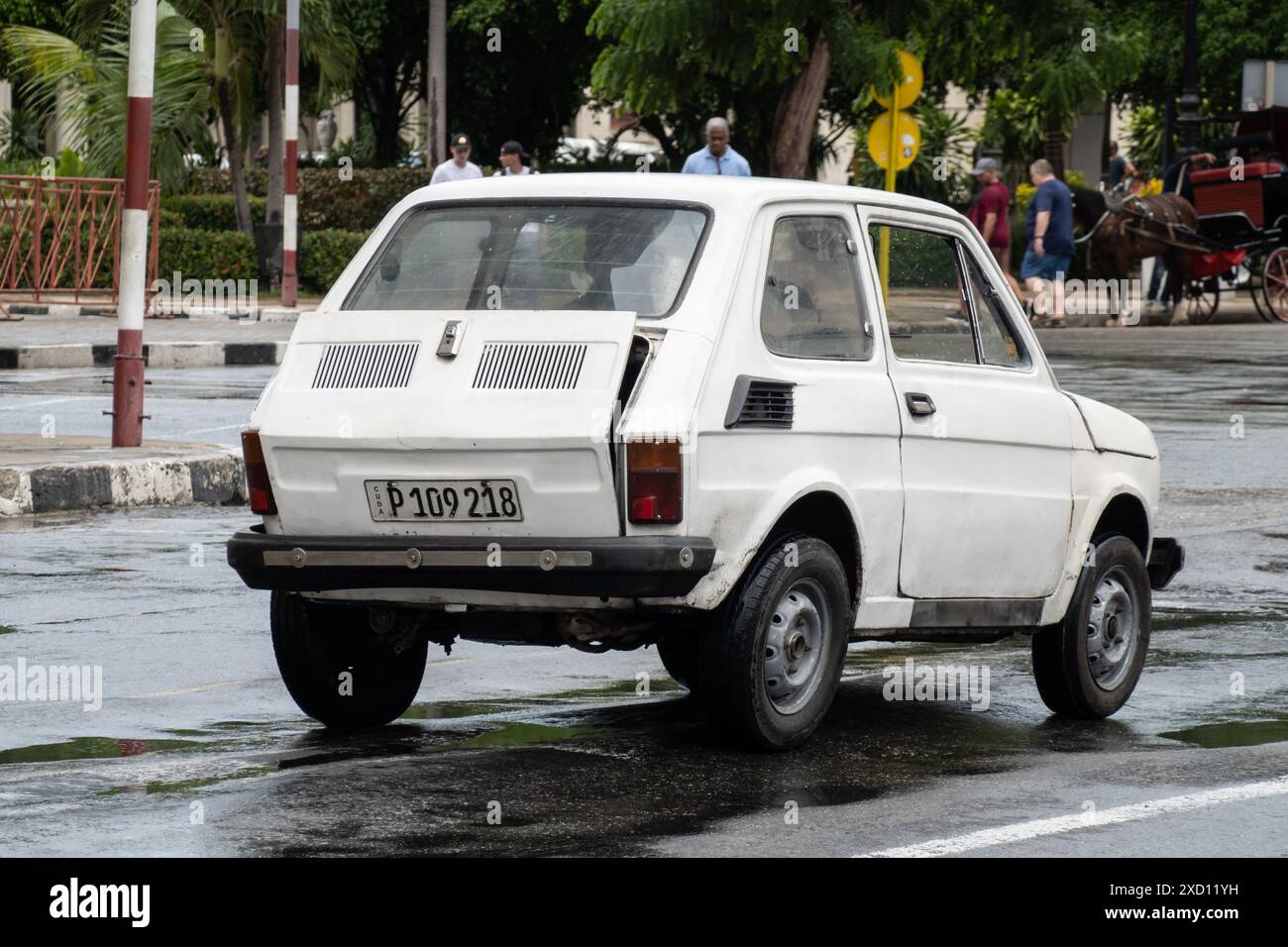HAVANNA, KUBA - 28. AUGUST 2023: Fiat 126p kleines polnisches Auto in den Straßen von Havanna, Kuba Stockfoto