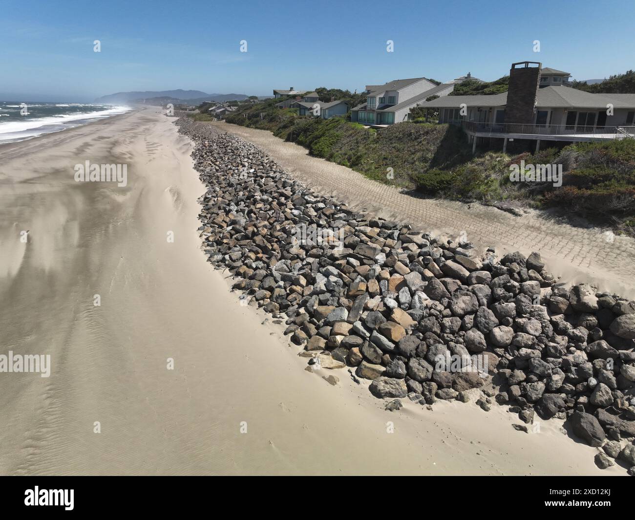 Stranderosion, Abwehr, Restaurierung und Riprap-Bau in Salishan Oregon am Pazifik. Stockfoto