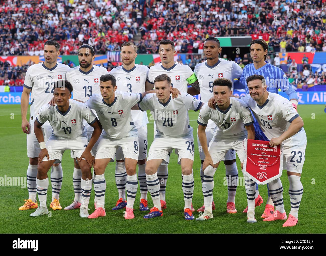 Köln, Deutschland. Juni 2024. Die Schweiz beginnt elf in der hinteren Reihe: Fabian Schar, Ricardo Rodriguez, Silvan Widmer, Granit Xhaka, Manuel Akanji, Yann Sommer. Erste Reihe: Dan Ndoye, Remo Freuler, Michel Aebischer, Ruben Vargas und Xherdan Shaqiri aus der Schweiz während des UEFA-Europameisterschaftsspiels im Kölner Stadion. Der Bildnachweis sollte lauten: David Klein/Sportimage Credit: Sportimage Ltd/Alamy Live News Stockfoto