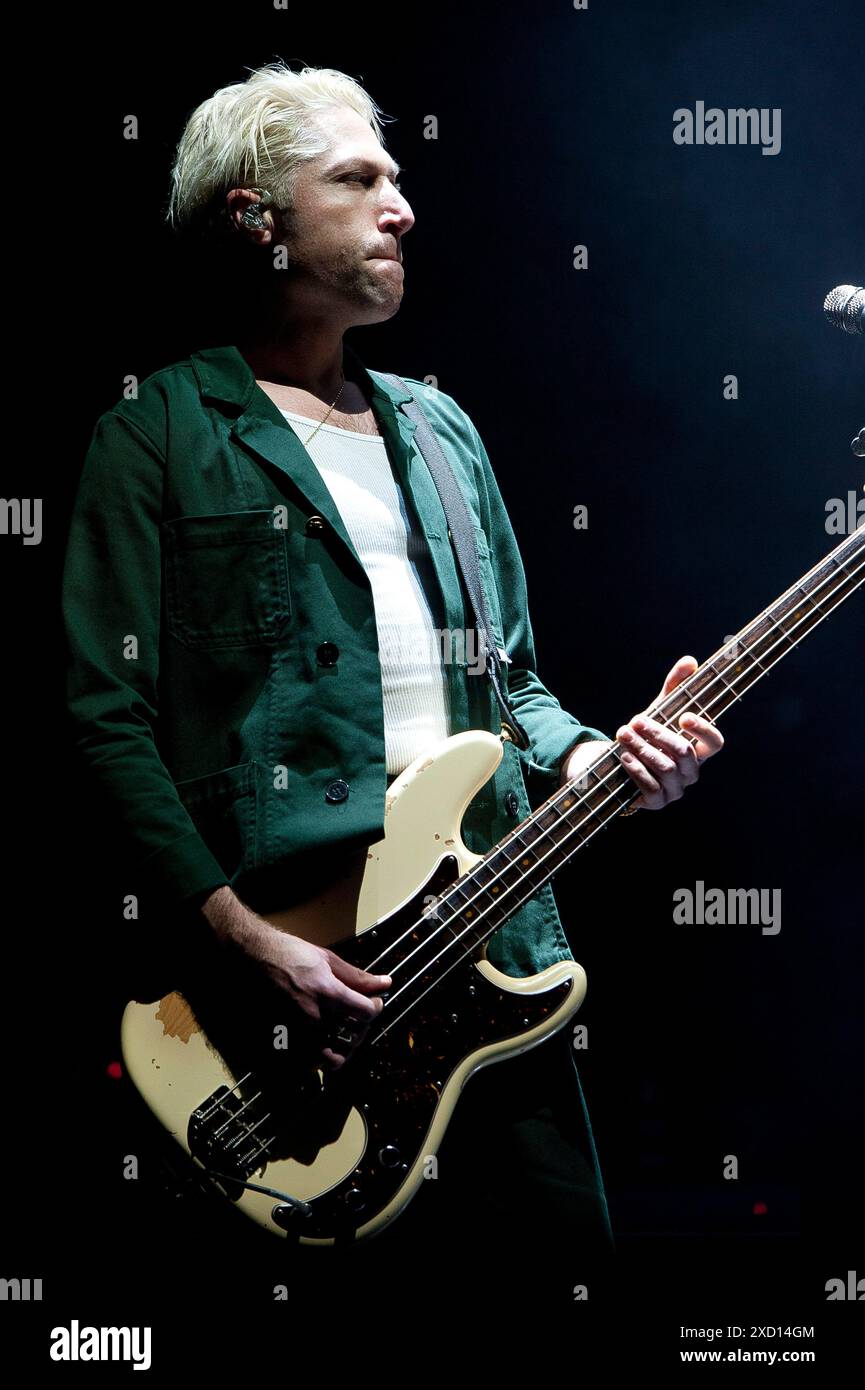 7. Mai 2024: Wilmington, North Carolina; USA: Der Bass-Gitarrist MICHAEL SHUMAN von der Band QUEENS OF THE STONE AGE tritt live auf, während ihre Tour 2024 einen Halt im Live Oak Bank Pavilion im Riverfront Park in Wilmington macht. Copyright 2024 Jason Moore. (Kreditbild: © Jason Moore/ZUMA Press Wire) NUR REDAKTIONELLE VERWENDUNG! Nicht für kommerzielle ZWECKE! Stockfoto