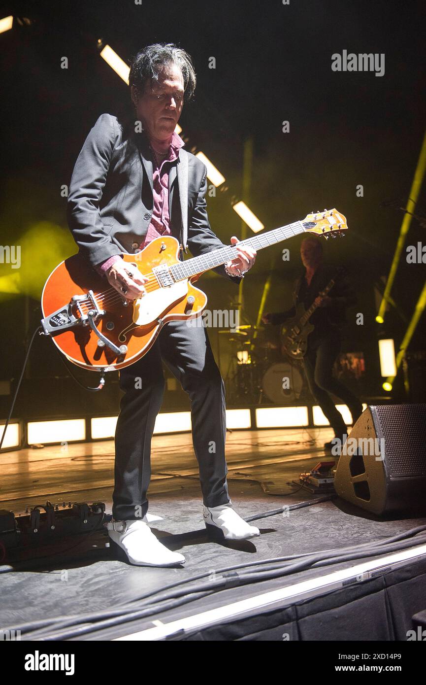 7. Mai 2024: Wilmington, North Carolina; USA: Gitarrist TROY VAN LEEUWEN von der Band QUEENS OF THE STONE AGE tritt live auf, während ihre Tour 2024 einen Halt im Live Oak Bank Pavilion im Riverfront Park in Wilmington macht. Copyright 2024 Jason Moore. (Kreditbild: © Jason Moore/ZUMA Press Wire) NUR REDAKTIONELLE VERWENDUNG! Nicht für kommerzielle ZWECKE! Stockfoto