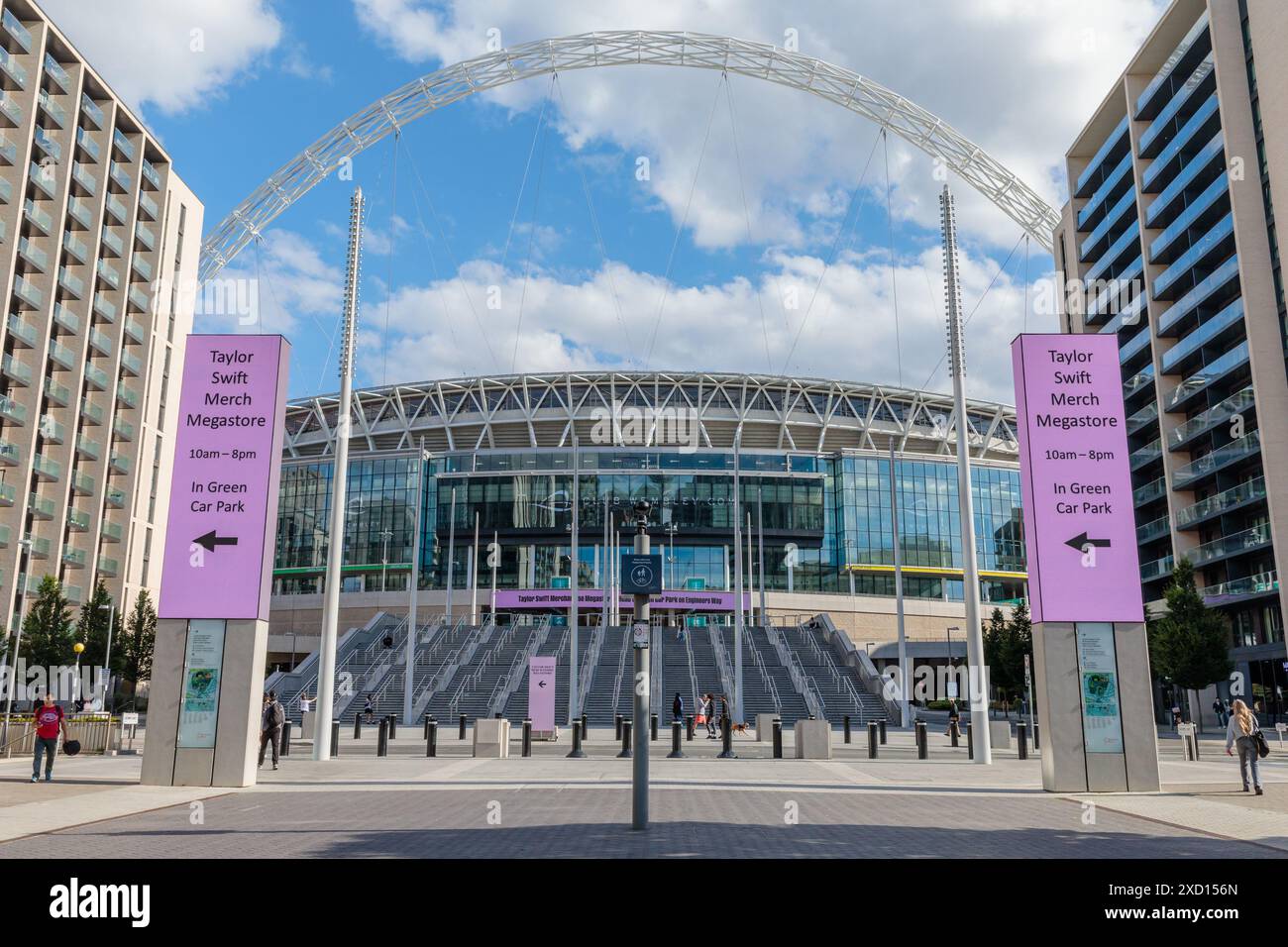 Wembley Stadium Complex, Wembley Park, London, Großbritannien. Juni 2024. Schilder für den eigens konstruierten Taylor Swift Megastore vor den Pop-Ikonen, die acht „The Eras Tour“-Shows im Londoner Wembley Stadium aufbrechen. Kredit: Amanda Rose/Alamy Live News Kredit: amanda Rose/Alamy Live News Stockfoto