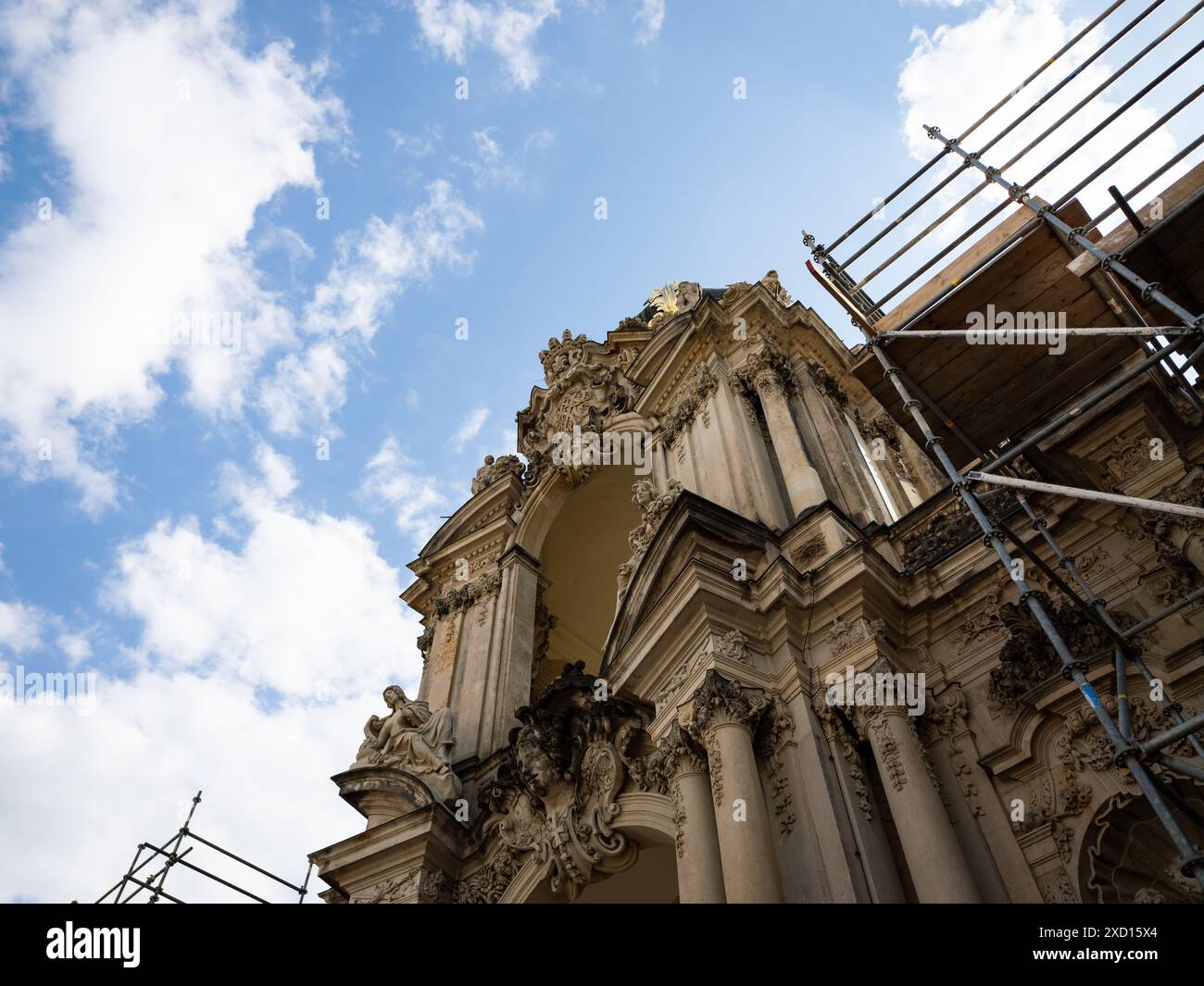 Dresden, Zwinger-Gebäude Außenfassade des Kronentors (gekröntes Tor) mit Gerüsten. Der alte Palast ist immer eine Baustelle. Stockfoto