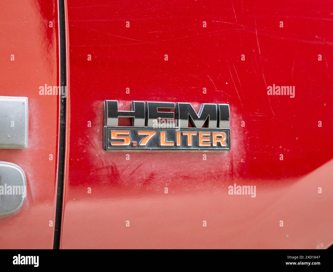 HEMI 5,7 Liter eines roten Dodge RAM Pickup Trucks. Nahaufnahme des Emblems mit der Motorgröße. Berühmte Marke und Markenname des amerikanischen Unternehmens. Stockfoto